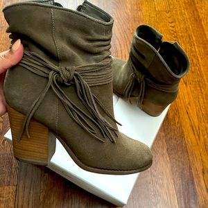 Jessica Simpson Olive taupe split suede boots